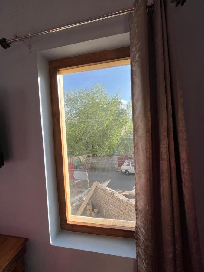 Honey Bee Hotel Leh Bagian luar foto