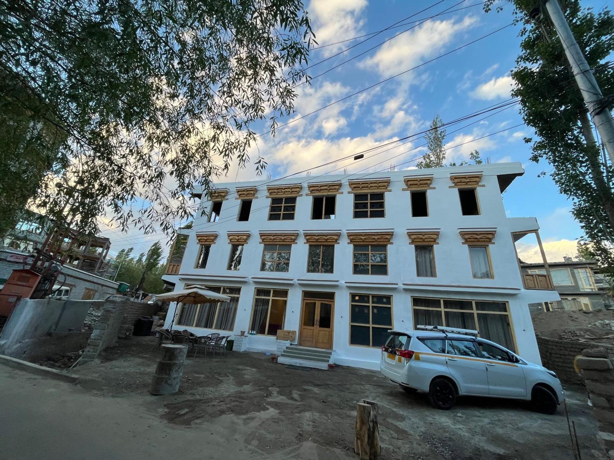 Honey Bee Hotel Leh Bagian luar foto